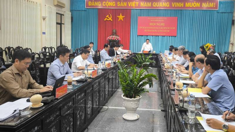 Đoàn kiểm tra số 1914 công bố quyết định kiểm tra của Bộ Chính trị đối với Ban Thường vụ Tỉnh ủy Bến Tre. (Ảnh: HOÀNG TRUNG)