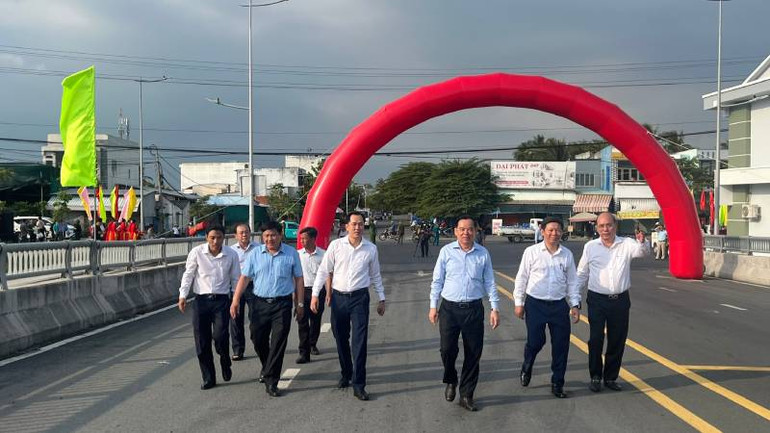 Lãnh đạo chính quyền địa phương tham quan công trình cầu Rạch Vong. (Ảnh: HOÀNG TRUNG)
