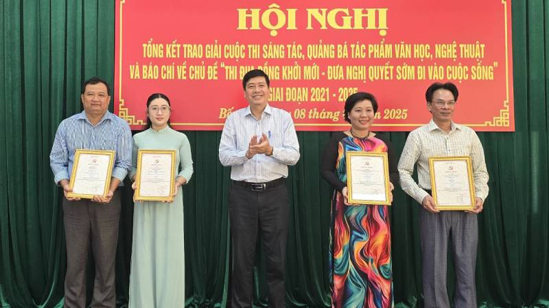 Ban tổ chức trao Giải B cho các tác giả. (Ảnh: HOÀNG TRUNG) Ban tổ chức trao Giải B cho các tác giả. (Ảnh: HOÀNG TRUNG)