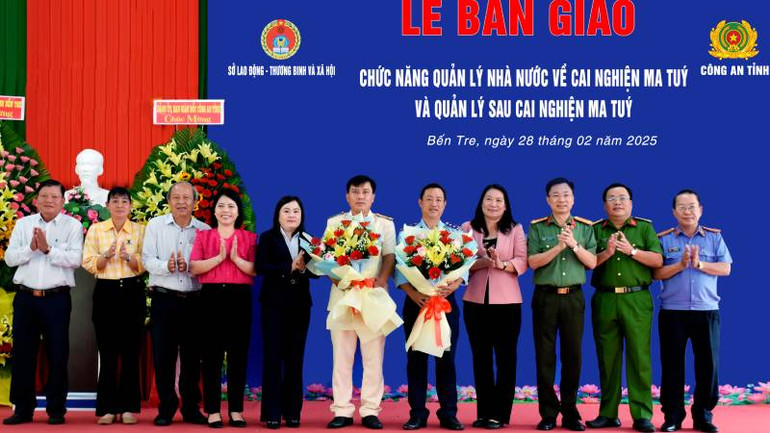 Lãnh đạo tỉnh Bến Tre tặng hoa chúc mừng các đơn vị tại lễ bàn giao. (Ảnh: HOÀNG TRUNG)