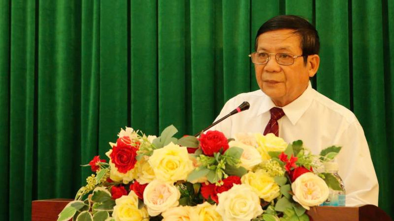 Đồng chí Hồ Văn Cam, Chủ tịch Hội Văn học, nghệ thuật Nguyễn Đình Chiểu trình bày tham luận tại Hội nghị. (Ảnh: HOÀNG TRUNG)