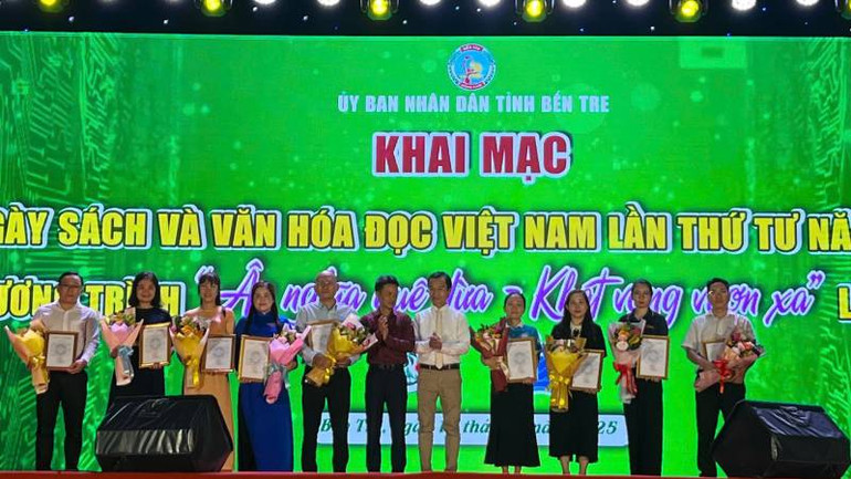 Ban tổ chức trao hoa, thư cảm ơn cho các đơn vị cùng đồng hành. (Ảnh: HOÀNG TRUNG).