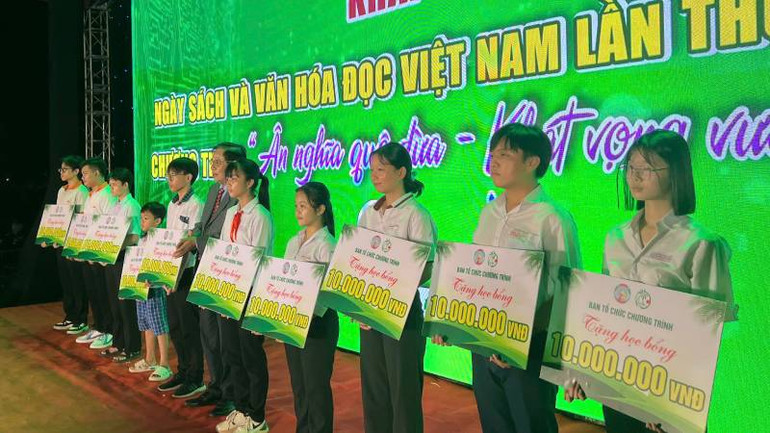 Trao học bổng cho học sinh, sinh viên có hoàn cảnh khó khăn. (Ảnh: HOÀNG TRUNG).
