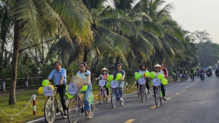 Đoàn tham gia diễu hành bằng xe đạp dọc đường Âu Cơ. (Ảnh: HOÀNG TRUNG)