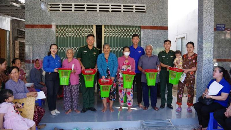 Tặng sọt rác cho người dân tại xã Thạnh Phong (huyện Thạnh Phú). Tặng sọt rác cho người dân tại xã Thạnh Phong (huyện Thạnh Phú).