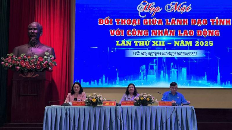 Đại biểu chủ trì tại buổi đối thoại với công nhân lao động. (Ảnh: HOÀNG TRUNG) Đại biểu chủ trì tại buổi đối thoại với công nhân lao động. (Ảnh: HOÀNG TRUNG)