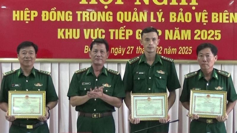 Trao giấy khen cho các cá nhân đạt thành tích xuất sắc trong thực hiện hiệp đồng quản lý, bảo vệ biên giới khu vực tiếp giáp. (Ảnh: HOÀNG TRUNG) Trao giấy khen cho các cá nhân đạt thành tích xuất sắc trong thực hiện hiệp đồng quản lý, bảo vệ biên giới khu vực tiếp giáp. (Ảnh: HOÀNG TRUNG)