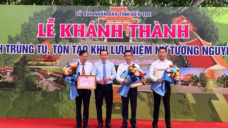 Lãnh đạo tỉnh Bến Tre trao Bằng khen cho các tập thể, cá nhân có nhiều đóng góp xây dựng công trình trùng tu, tôn tạo Khu lưu niệm Nữ tướng Nguyễn Thị Đinh. (Ảnh: HOÀNG TRUNG)