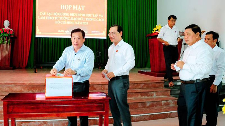 Câu lạc bộ tổ chức họp mặt và vận động cán bộ, đảng viên ủng hộ đồng bào thiệt hại do bão số 3 gây ra. (Ảnh: HOÀNG TRUNG)