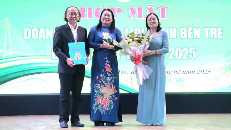 Phó Chủ tịch Ủy ban nhân dân tỉnh Bến Tre Nguyễn Thị Bé Mười trao quyết định công nhận điểm đến du lịch tỉnh Bến Tre năm 2024 cho điểm du lịch Lan Vương. (Ảnh: HOÀNG TRUNG) Phó Chủ tịch Ủy ban nhân dân tỉnh Bến Tre Nguyễn Thị Bé Mười trao quyết định công nhận điểm đến du lịch tỉnh Bến Tre năm 2024 cho điểm du lịch Lan Vương. (Ảnh: HOÀNG TRUNG)