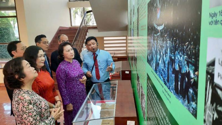 Đại biểu tham quan khi trưng bày về cuộc đời và sự nghiệp của đồng chí Nguyễn Thị Định. (Ảnh: HOÀNG TRUNG)