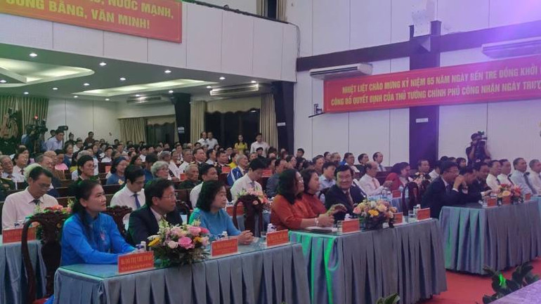 Đại biểu tham dự buổi lễ. (Ảnh: HOÀNG TRUNG)