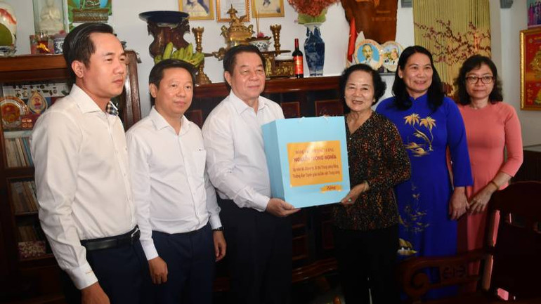 Đồng chí Nguyễn Trọng Nghĩa thăm, trao quà tặng gia đình chính sách tại Bến Tre. (Ảnh: HOÀNG TRUNG)