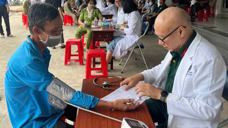 Đoàn thiện nguyện tổ chức khám bệnh, phát thuốc miễn phí cho người dân xã Châu Hòa và Lương Hòa (huyện Giồng Trôm, tỉnh Bến Tre).