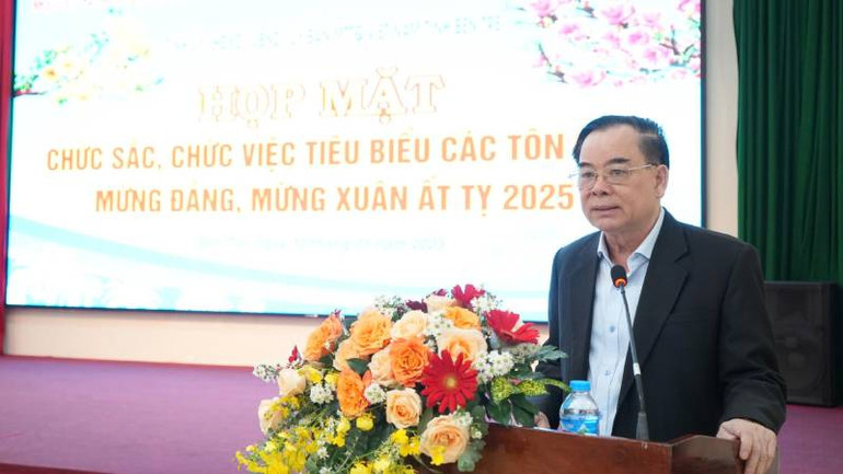 Chủ tịch Ủy ban nhân dân tỉnh Bến Tre Trần Ngọc Tam phát biểu tại buổi họp mặt. (Ảnh: HOÀNG TRUNG) Chủ tịch Ủy ban nhân dân tỉnh Bến Tre Trần Ngọc Tam phát biểu tại buổi họp mặt. (Ảnh: HOÀNG TRUNG)