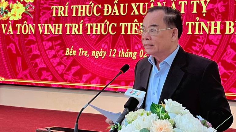 Chủ tịch Ủy ban nhân dân tỉnh Bến Tre Trần Ngọc Tam phát biểu tại buổi Họp mặt trí thức đầu xuân. (Ảnh: HOÀNG TRUNG) Chủ tịch Ủy ban nhân dân tỉnh Bến Tre Trần Ngọc Tam phát biểu tại buổi Họp mặt trí thức đầu xuân. (Ảnh: HOÀNG TRUNG)