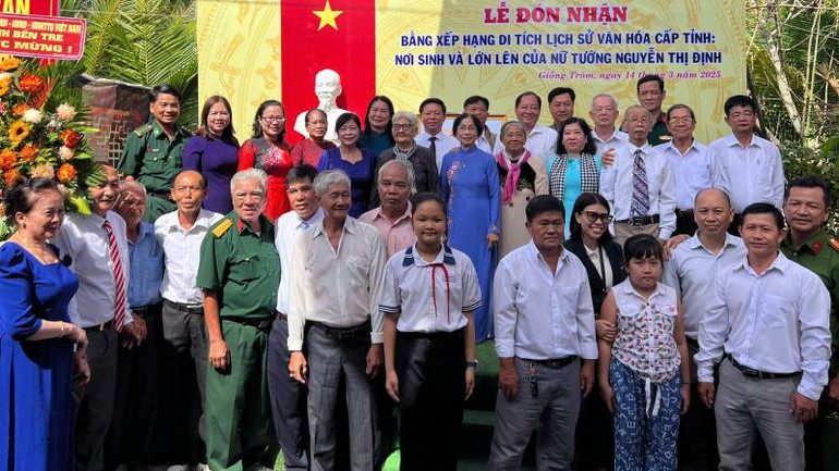 Lãnh đạo chính quyền địa phương cùng người thân trong gia đình Nữ tướng Nguyễn Thị Định chụp ảnh lưu niệm tại buổi lễ. (Ảnh: HOÀNG TRUNG) Lãnh đạo chính quyền địa phương cùng người thân trong gia đình Nữ tướng Nguyễn Thị Định chụp ảnh lưu niệm tại buổi lễ. (Ảnh: HOÀNG TRUNG)