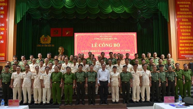 Công an tỉnh Bến Tre tổ chức lễ trao quyết định nghỉ hưu đối với lãnh đạo Công an cấp phòng, cấp huyện. (Ảnh: HOÀNG TRUNG)