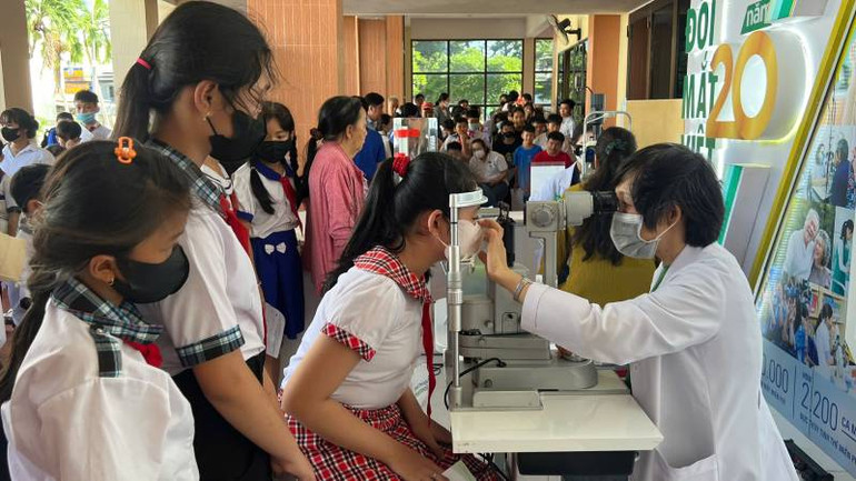 Bác sĩ Bệnh viện Mắt Sài Gòn khám, phát thuốc miễn phí cho học sinh. (Ảnh: HOÀNG TRUNG)