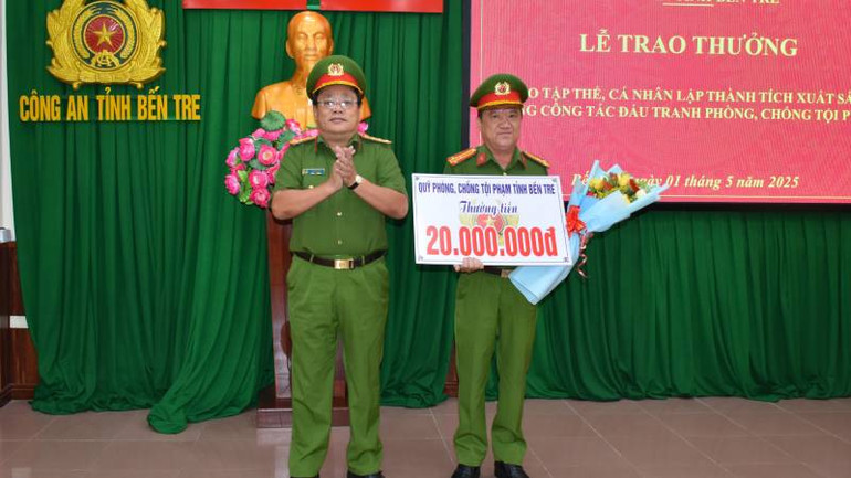 Trao thưởng cho tập thể Phòng cảnh sát điều tra tội phạm về ma túy. (Ảnh: HOÀNG TRUNG)