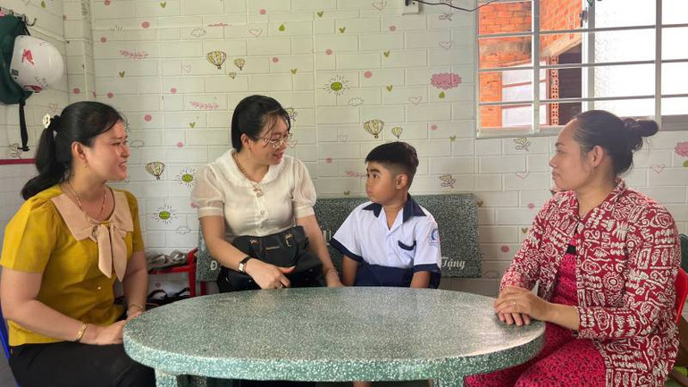 Hội Liên hiệp Phụ nữ huyện Ba Tri thường xuyên thăm hỏi, hỗ trợ trẻ em mồ côi do Covid-19. (Ảnh: HOÀNG TRUNG)