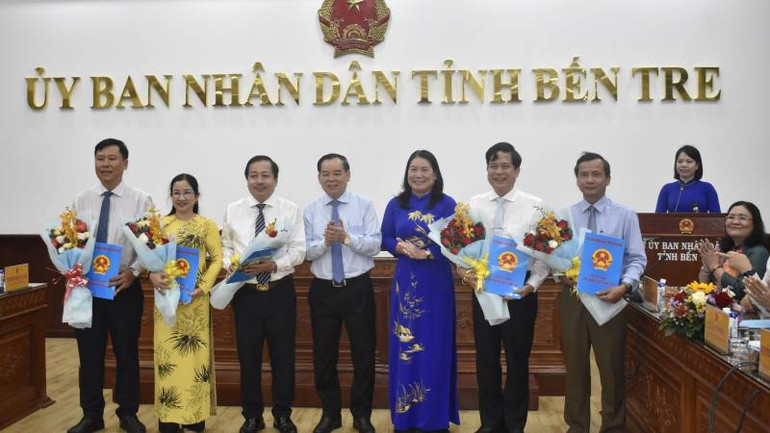 Lãnh đạo tỉnh Bến Tre trao quyết định bổ nhiệm Ban Giám đốc Sở Khoa học và Công nghệ. (Ảnh: HOÀNG TRUNG)