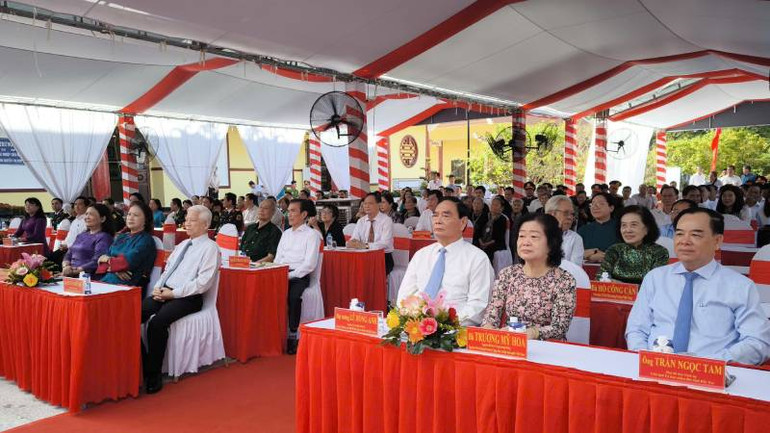 Lãnh đạo Đảng và Nhà nước tham dự Lễ khánh thành công trình trùng tu, tôn tạo Khu lưu niệm Nữ tướng Nguyễn Thị Định. (Ảnh: HOÀNG TRUNG)