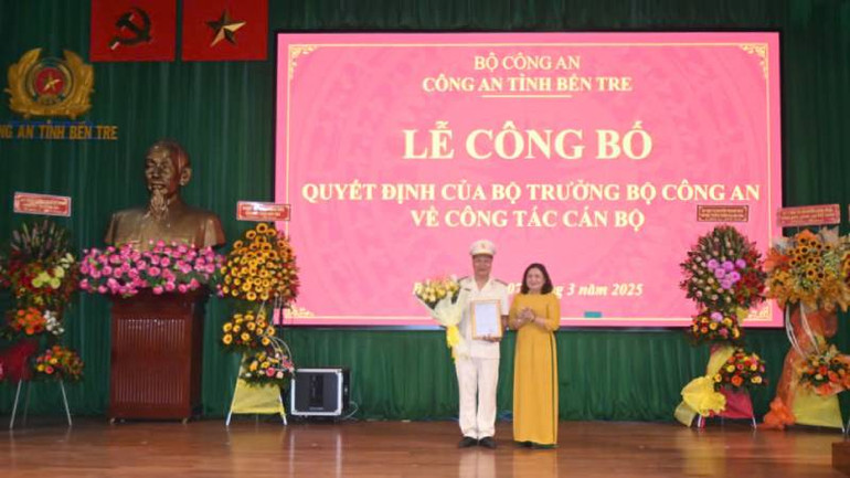 Quyền Bí thư Tỉnh ủy Bến Tre Hồ Thị Hoàng Yến trao quyết định bổ nhiệm Phó Giám đốc Công an tỉnh Bến Tre cho Thượng tá Nguyễn Văn Hạnh. (Ảnh: HOÀNG TRUNG)