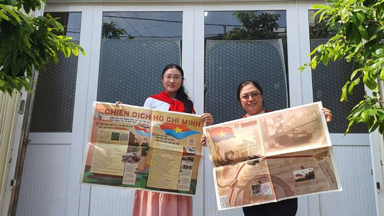 Bạn đọc đến Văn phòng đại diện Báo Nhân Dân tại tỉnh Bến Tre nhận phụ san đặc biệt kỷ niệm 50 năm Ngày Giải phóng miền nam, thống nhất đất nước. (Ảnh: HOÀNG TRUNG)