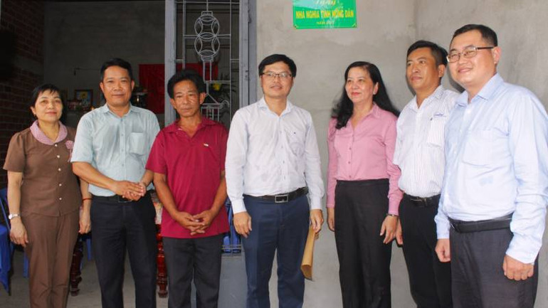 Bàn giao nhà "Nghĩa tình nông dân" cho hộ ông Trần Văn Tâm. (Ảnh: HOÀNG TRUNG)