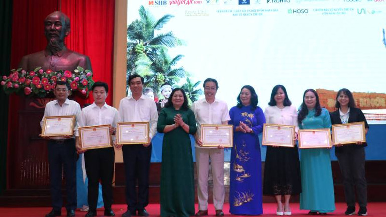 Lãnh đạo tỉnh Bến Tre tặng bằng khen cho các tổ chức và cá nhân đã đồng hành cùng chương trình. (Ảnh: HOÀNG TRUNG)