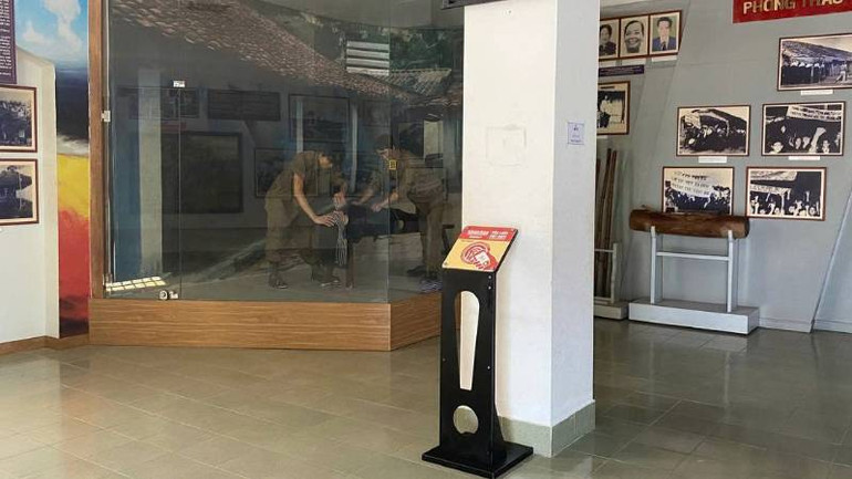 Bảng chip công nghệ kết nối không dây được lắp tại Di tích quốc gia đặc biệt Đồng khởi Bến Tre. (Ảnh: HOÀNG TRUNG) Bảng chip công nghệ kết nối không dây được lắp tại Di tích quốc gia đặc biệt Đồng khởi Bến Tre. (Ảnh: HOÀNG TRUNG)