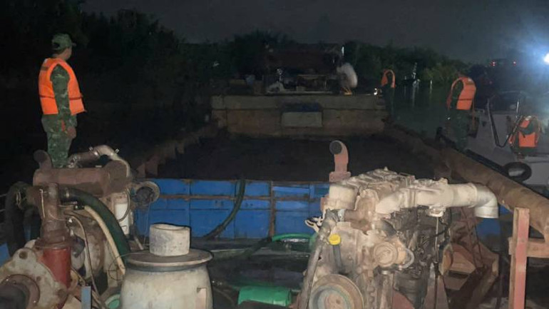 Phương tiện vận chuyển cát san lấp không có nguồn gốc bị lập biên bản xử lý. (Ảnh: HOÀNG TRUNG)