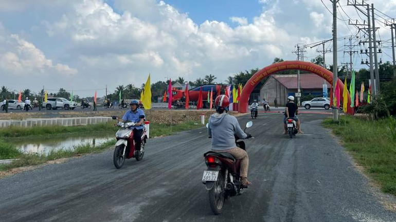 Dự án Đường gom đường vào cầu Rạch Miễu 2 được thông xe phục vụ nhu cầu đi lại, phát triển kinh tế của người dân địa phương. (Ảnh: HOÀNG TRUNG)