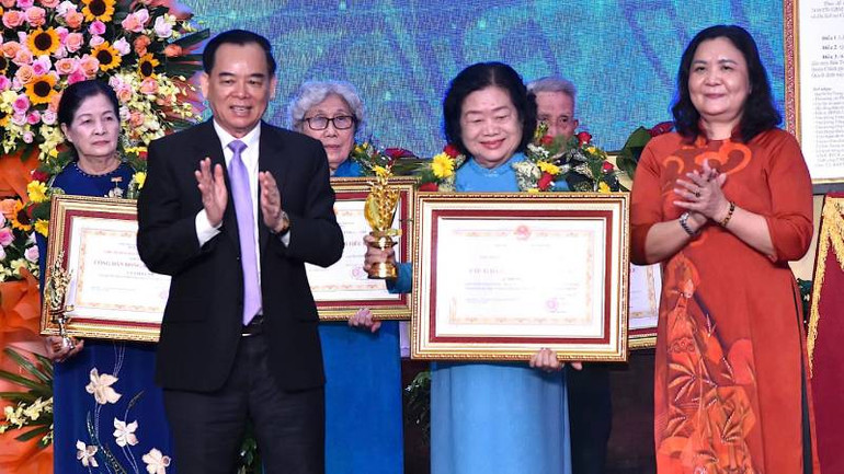 Lãnh đạo tỉnh Bến Tre trao danh hiệu "Công dân Đồng Khởi tiêu biểu" và "Công dân Đồng Khởi danh dự cho các cá nhân có thành tích xuất sắc. (Ảnh: HOÀNG TRUNG)