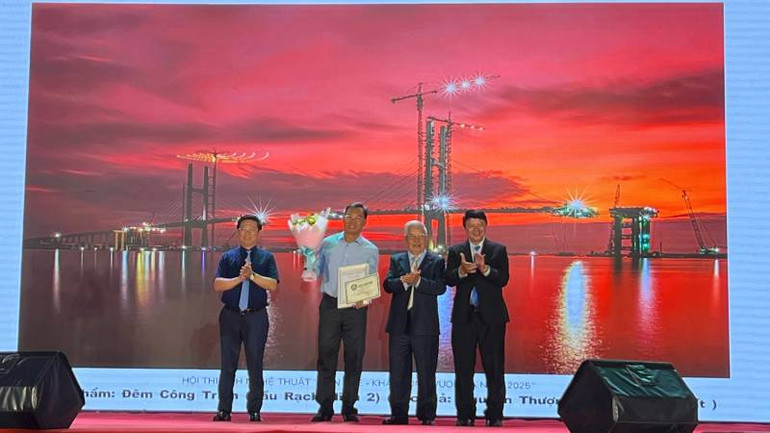 Ban tổ chức trao giải Nhất cho tác giả Nguyễn Thượng Toàn. (Ảnh: HOÀNG TRUNG).