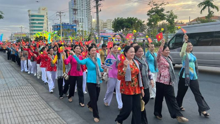 Phụ nữ tỉnh Bến Tre diễu hành với trang phục áo bà ba. (Ảnh: HOÀNG TRUNG)