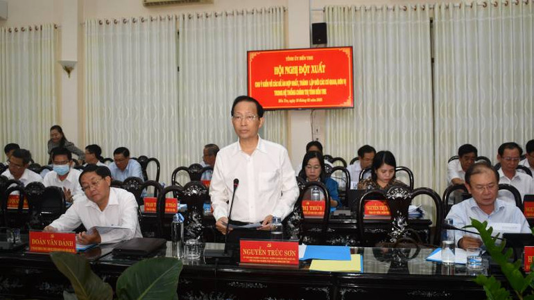 Lãnh đạo tỉnh Bến Tre phát biểu tại Hội nghị cho ý kiến về các Đề án hợp nhất, thành lập các cơ quan, đơn vị. (Ảnh: HOÀNG TRUNG)