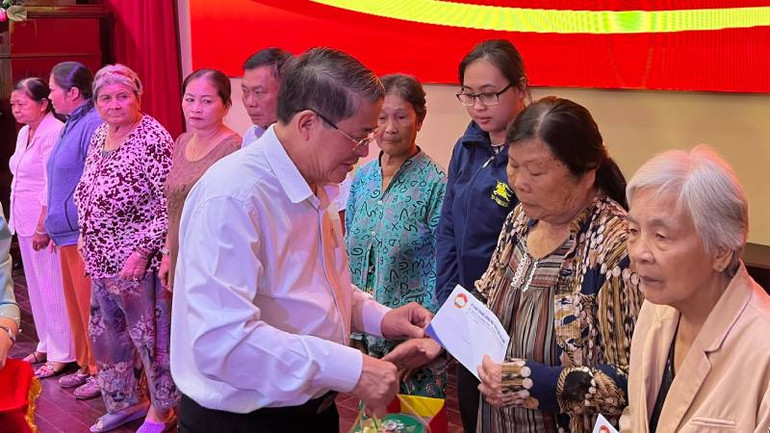 Phó Chủ tịch Quốc hội Nguyễn Đức Hải trao quà Tết cho người nghèo tại tỉnh Bến Tre. (Ảnh: HOÀNG TRUNG)