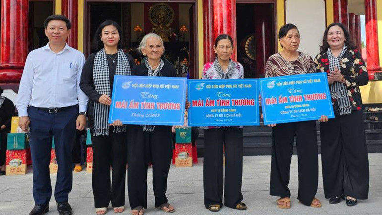 Lãnh đạo chính quyền địa phương cùng nhà tài trợ trao bảng tượng trưng tặng mái ấm tình thương cho gia đình có hoàn cảnh khó khăn. (Ảnh: HOÀNG TRUNG)