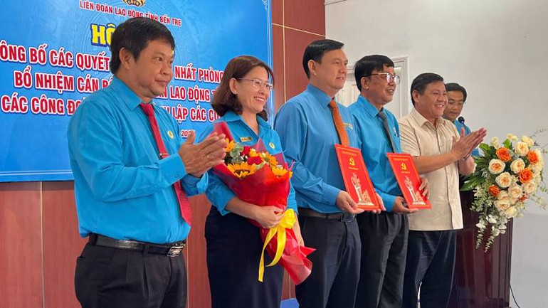Trao quyết định của Ban Thường vụ Tỉnh ủy Bến Tre về sắp xếp, tinh gọn bộ máy tại Liên đoàn Lao động tỉnh Bến Tre. (Ảnh: HOÀNG TRUNG)