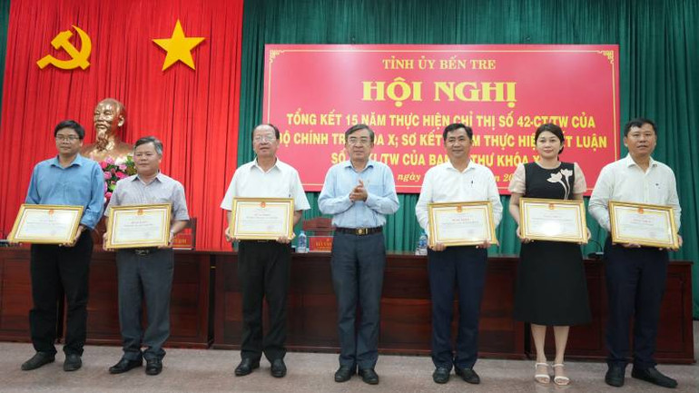 Trao bằng khen cho tập thể có thành tích xuất sắc trong hoạt động của Liên hiệp các Hội Khoa học và Kỹ thuật tỉnh Bến Tre. (Ảnh: HOÀNG TRUNG)