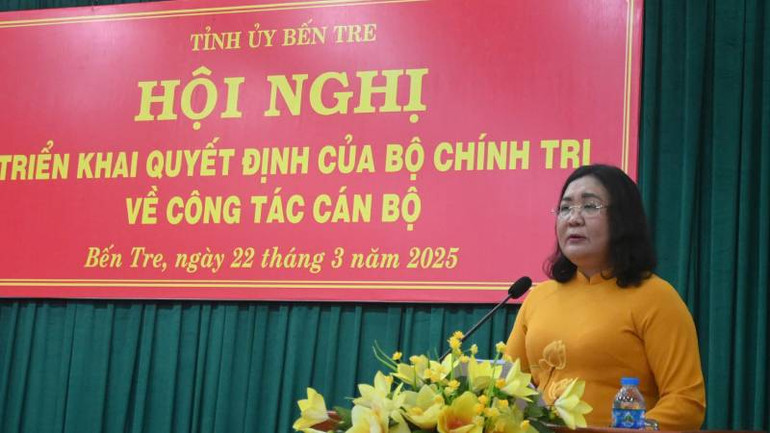 Đồng chí Hồ Thị Hoàng Yến phát biểu nhận nhiệm vụ. (Ảnh: HOÀNG TRUNG) Đồng chí Hồ Thị Hoàng Yến phát biểu nhận nhiệm vụ. (Ảnh: HOÀNG TRUNG)