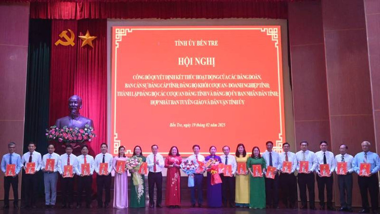 Lãnh đạo tỉnh Bến Tre trao Quyết định chỉ định Ban Chấp hành Đảng bộ các cơ quan Đảng tỉnh Bến Tre. (Ảnh: HOÀNG TRUNG)