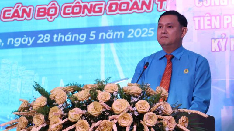 Chủ tịch Liên đoàn Lao động tỉnh Bến Tre Nguyễn Phúc Linh phát biểu tại buổi họp mặt. (Ảnh: HOÀNG TRUNG)