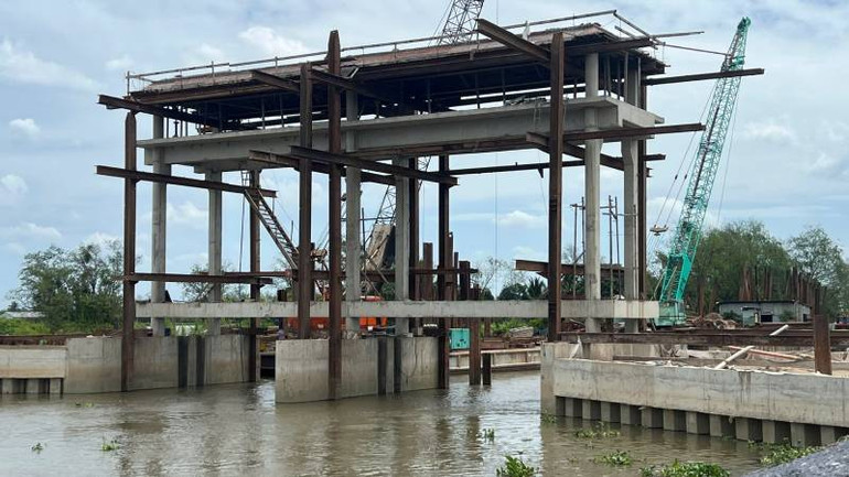 Công trình cống ngăn mặn, trữ ngọt đang được xây dựng tại xã Long Thới, huyện Chợ Lách. (Ảnh: HOÀNG TRUNG)