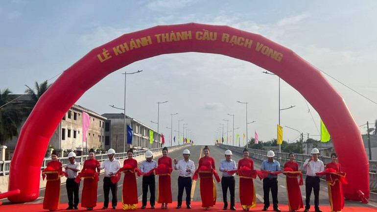 Lãnh đạo tham dự lễ thực hiện nghi thức cắt băng khánh thành cầu Rạch Vong. (Ảnh: HOÀNG TRUNG)