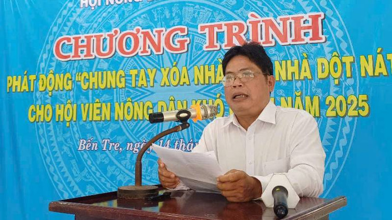 Chủ tịch Hội Nông dân tỉnh Bến Tre phát biểu tại Chương trình phát động chung tay xóa nhà tạm, nhà dột nát cho hội viên, nông dân. (Ảnh: HOÀNG TRUNG)