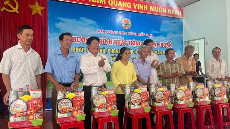 Lãnh đạo Hội Nông dân cùng chính quyền địa phương trao quà Tết cho hội viên, nông dân có hoàn cảnh khó khăn. (Ảnh: HOÀNG TRUNG)