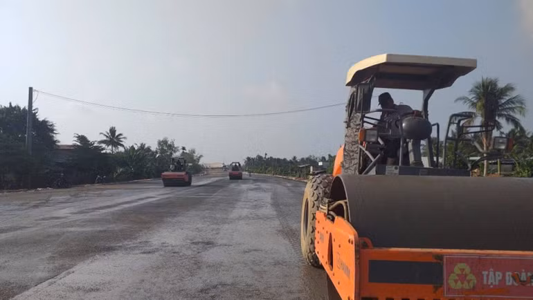 Các đơn vị đang tập trung thi công gói thầu đường dẫn vào cầu. (Ảnh: Ban Quản lý dự án Mỹ Thuận cung cấp)